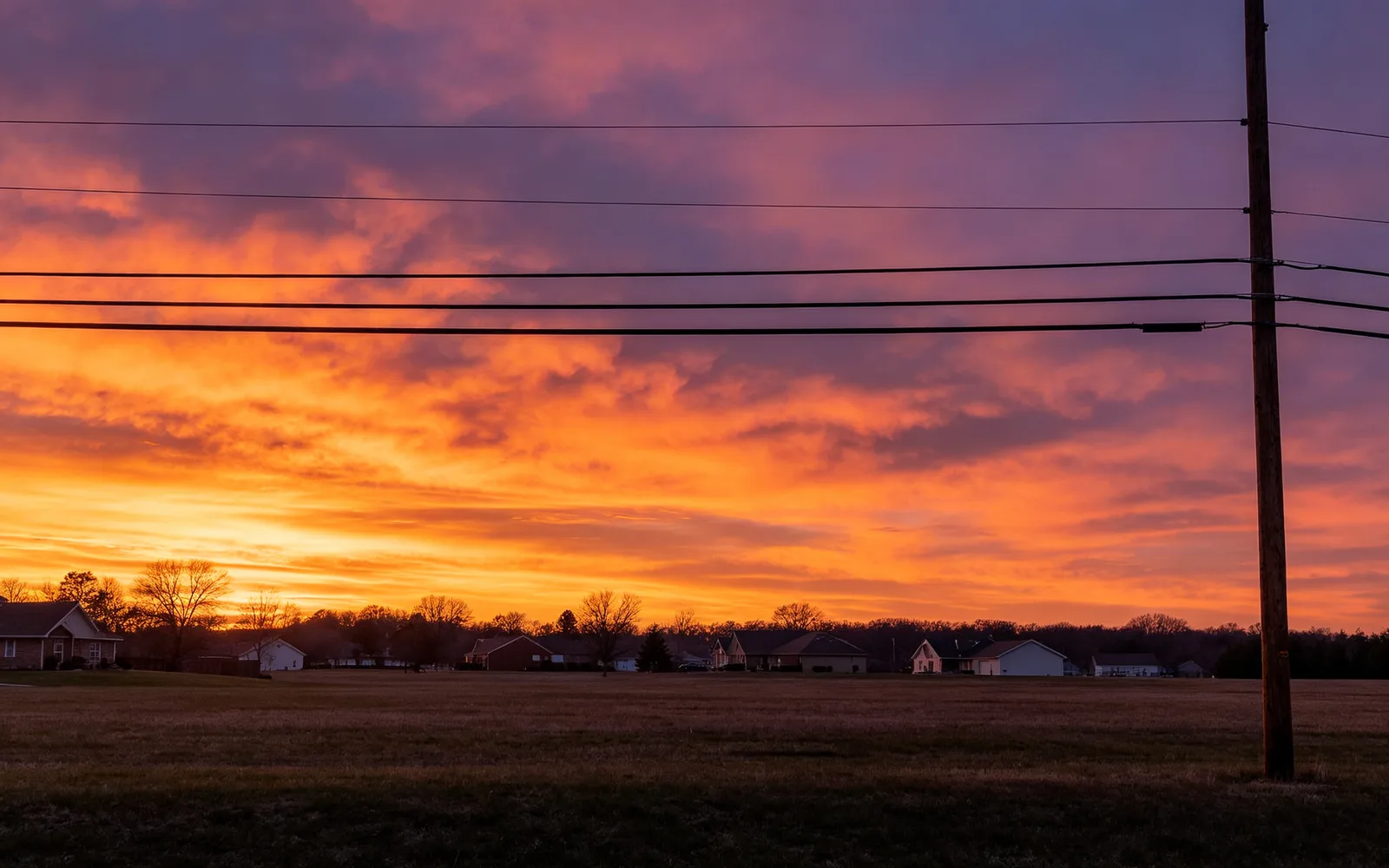 Cables y un poste eliminados de un cielo al atardecer — Antes