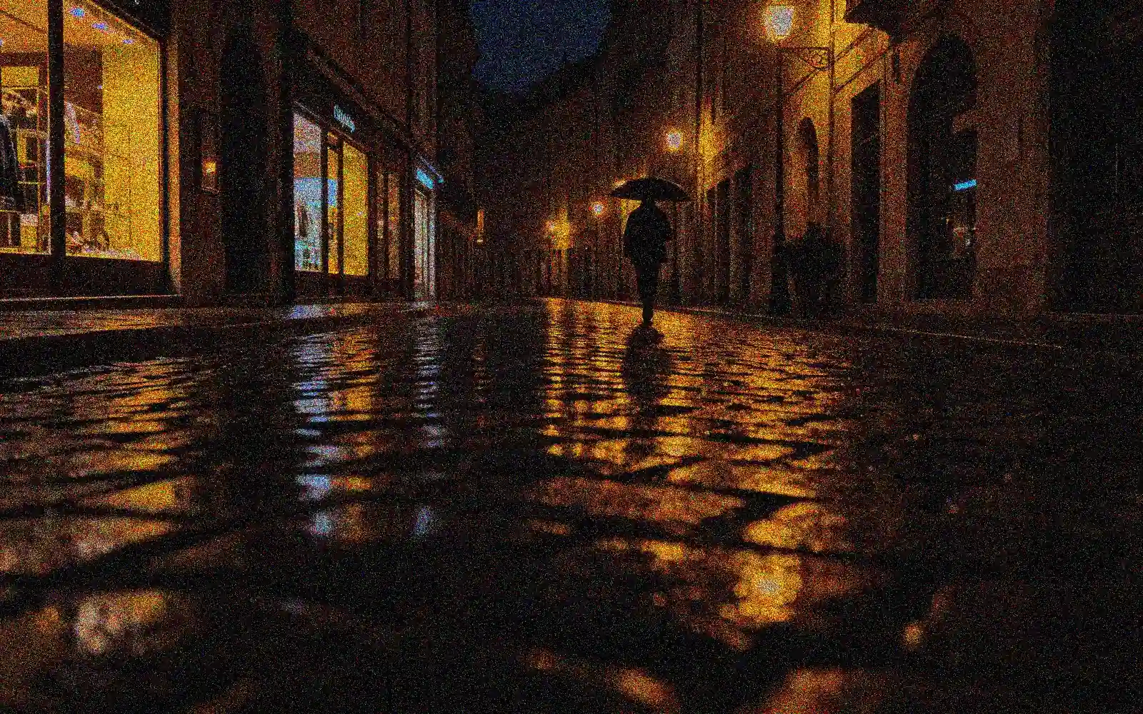 Una calle de noche con grano, ahora más limpia y nítida — Antes