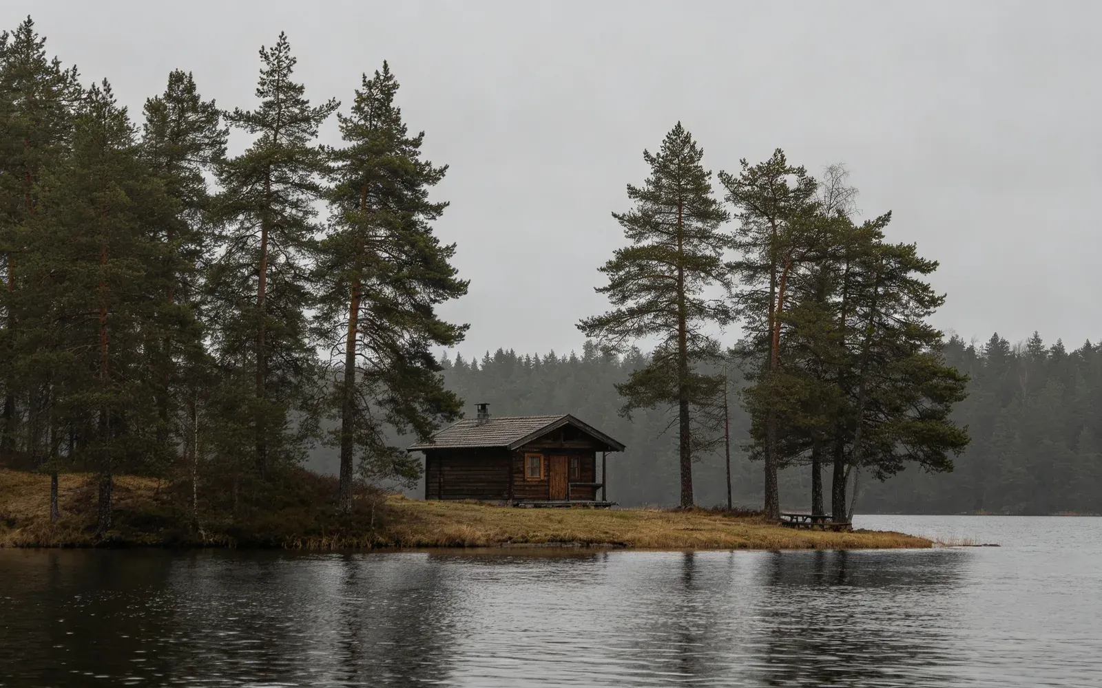 Un cielo gris sobre una cabaña junto al lago repintado como un atardecer — Antes