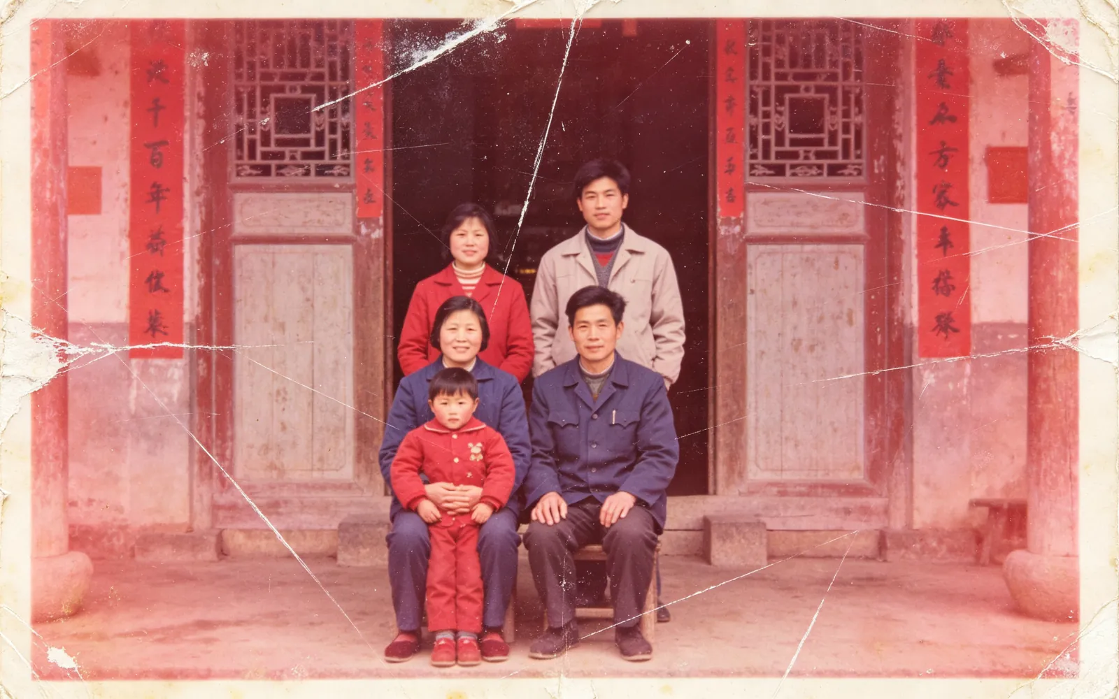 Una foto familiar de los 80 muy virada al rojo, con el color corregido y reparada — Antes